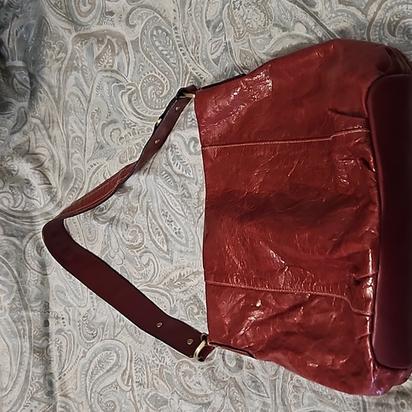 Darling red leather purse with beautiful brass details and a wide arm strap. - Picture 1 of 7